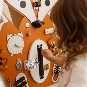 tablica manipulacyjna lisek lisiczka Nina sensoryczna drewniana