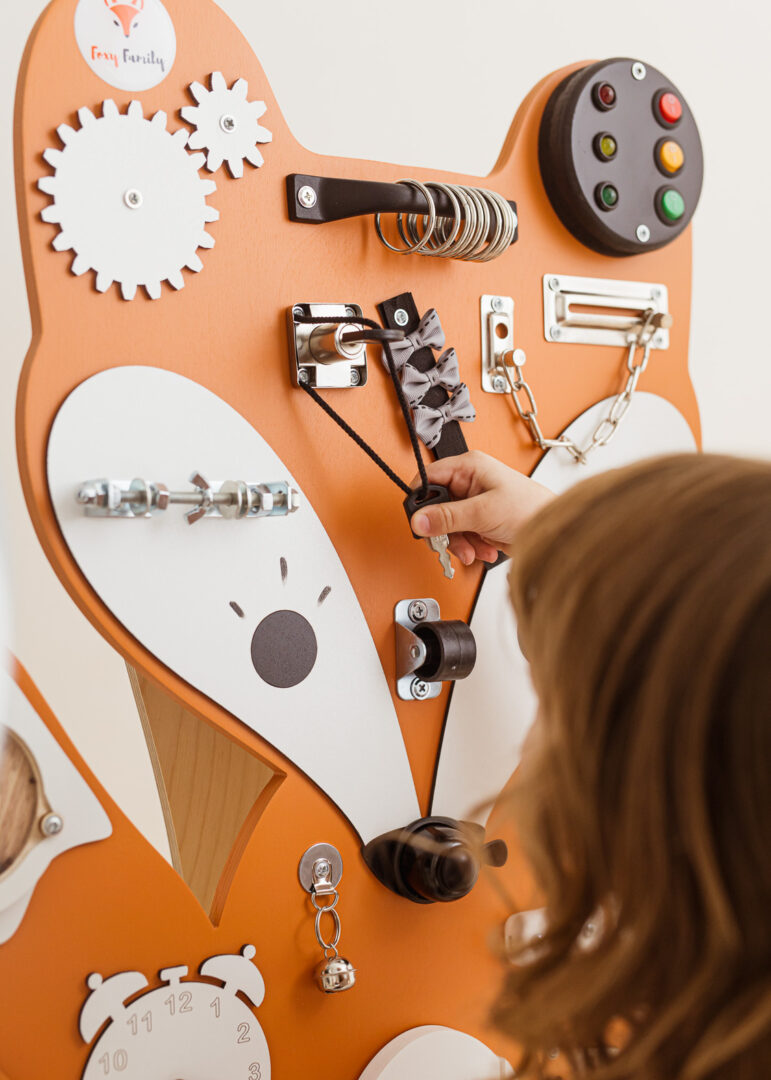 tablica manipulacyjna ruda lisiczka lisek lis sensoryczna drewniana