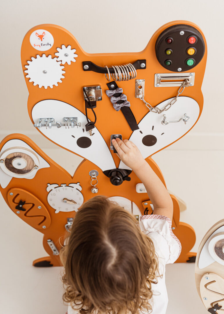 tablica manipulacyjna ruda lisiczka lisek lis sensoryczna drewniana