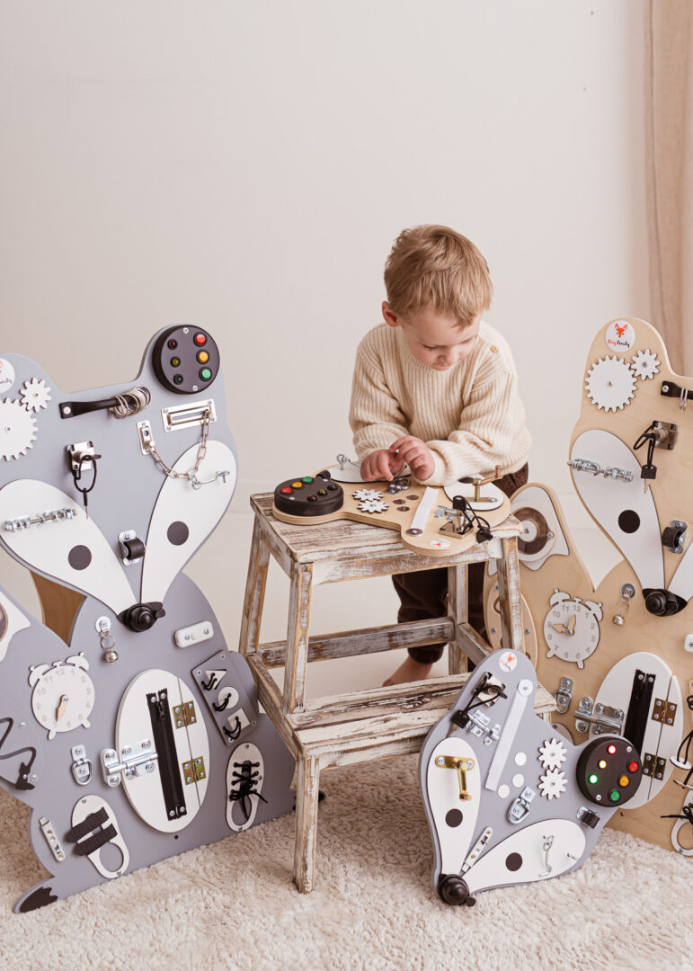 tablica manipulacyjna lisek Leon Zawodowiec Foxy Family, drewniana tablica manipulacyjna sensoryczna manualna montessori  dla dzieci zabawka