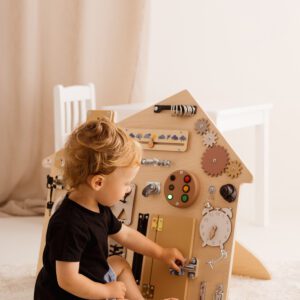 Domek boho tablica manipulacyjna sensoryczna drewniana Montessori