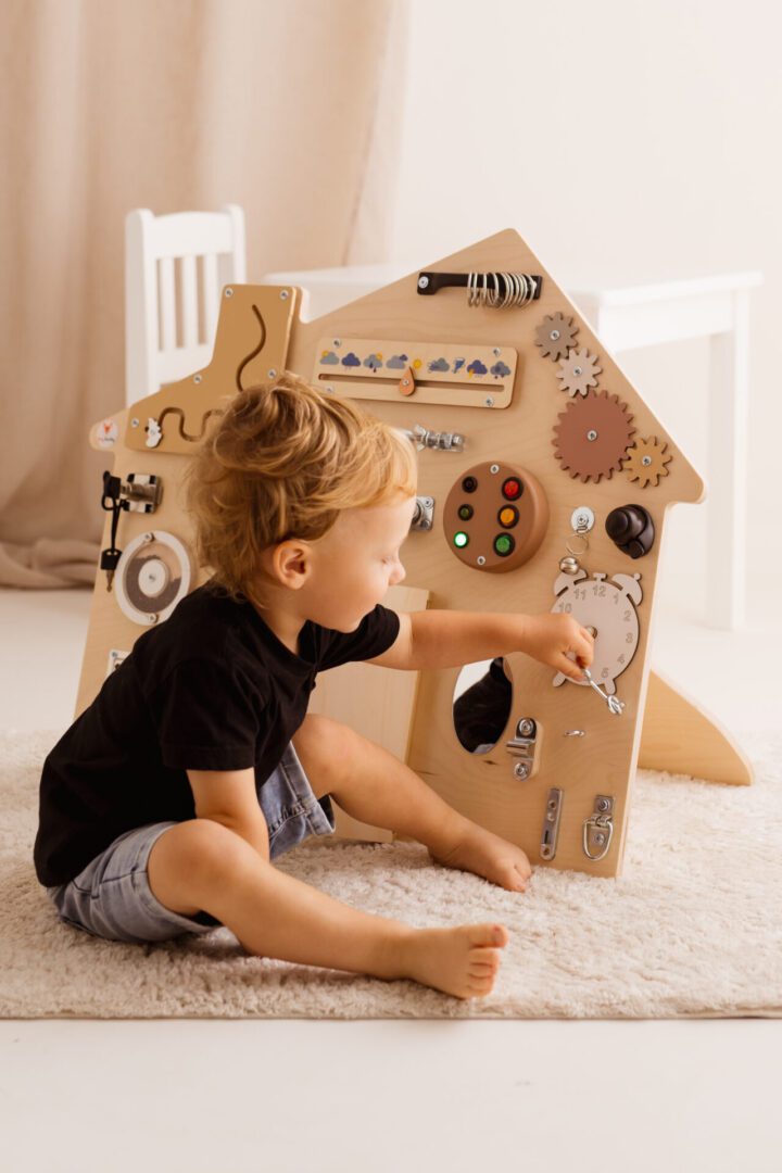 Domek BOHO tablica manipulacyjna sensoryczna Montessori drewniana manulana