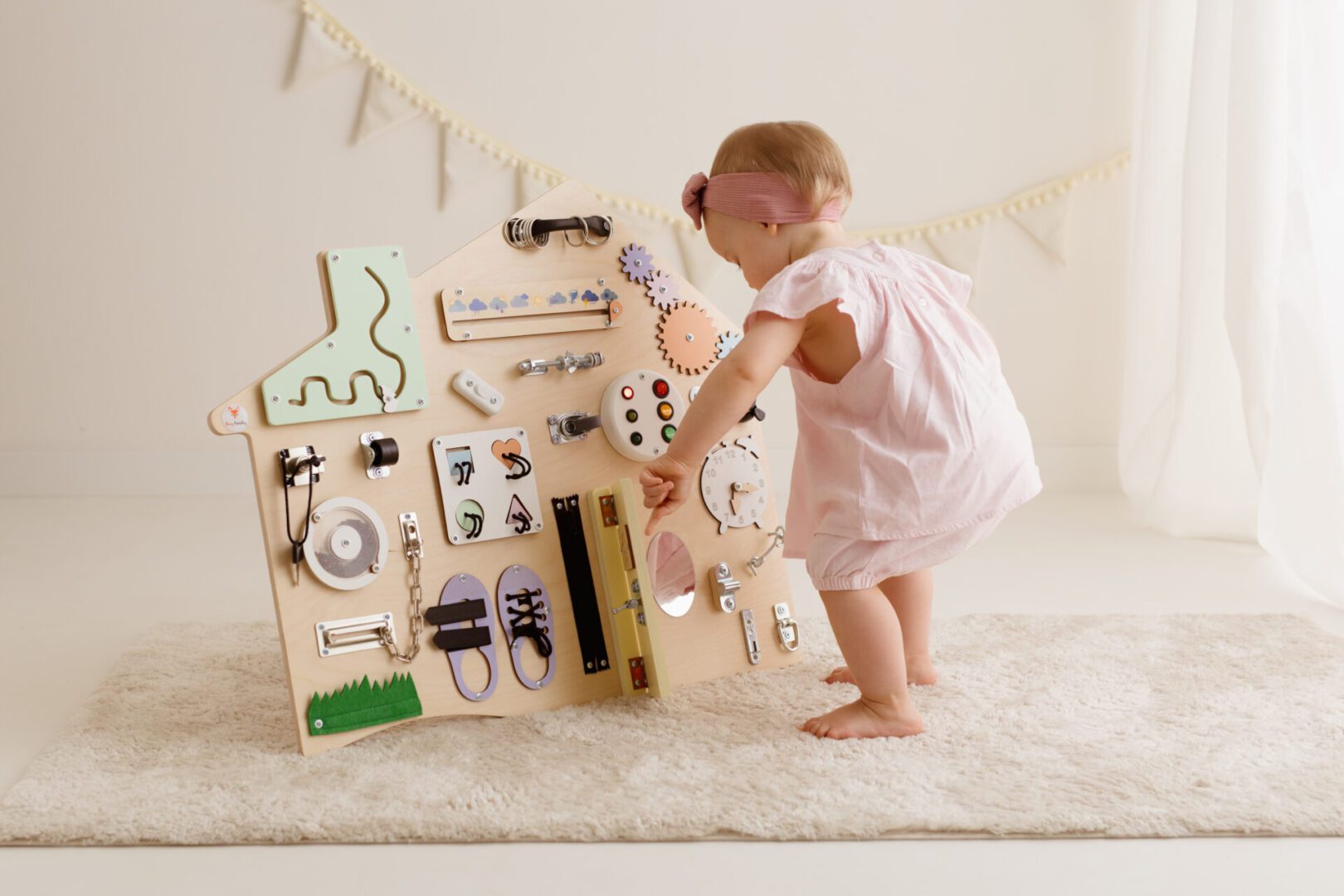 tablica manipulacyjna domek pastelowy sensoryczna drewniana